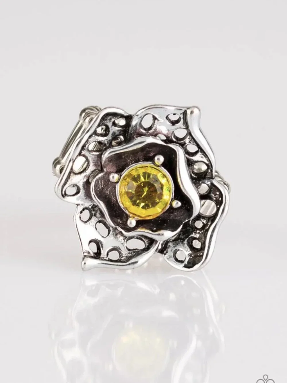 Paparazzi Jewelry Accessories - Glowing Gardens - Yellow Ring - Vintage